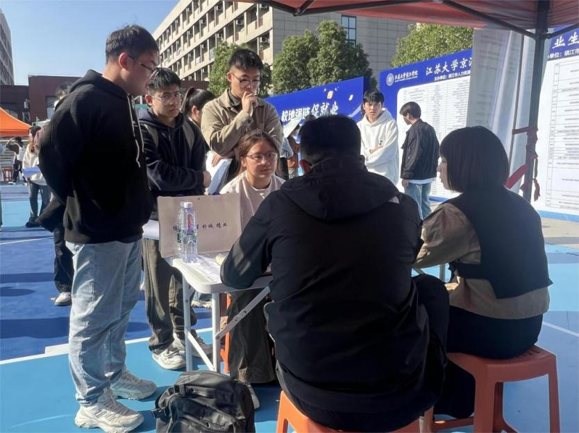 环球360会员登录与镇江人社局联合成功举办综合性招聘会