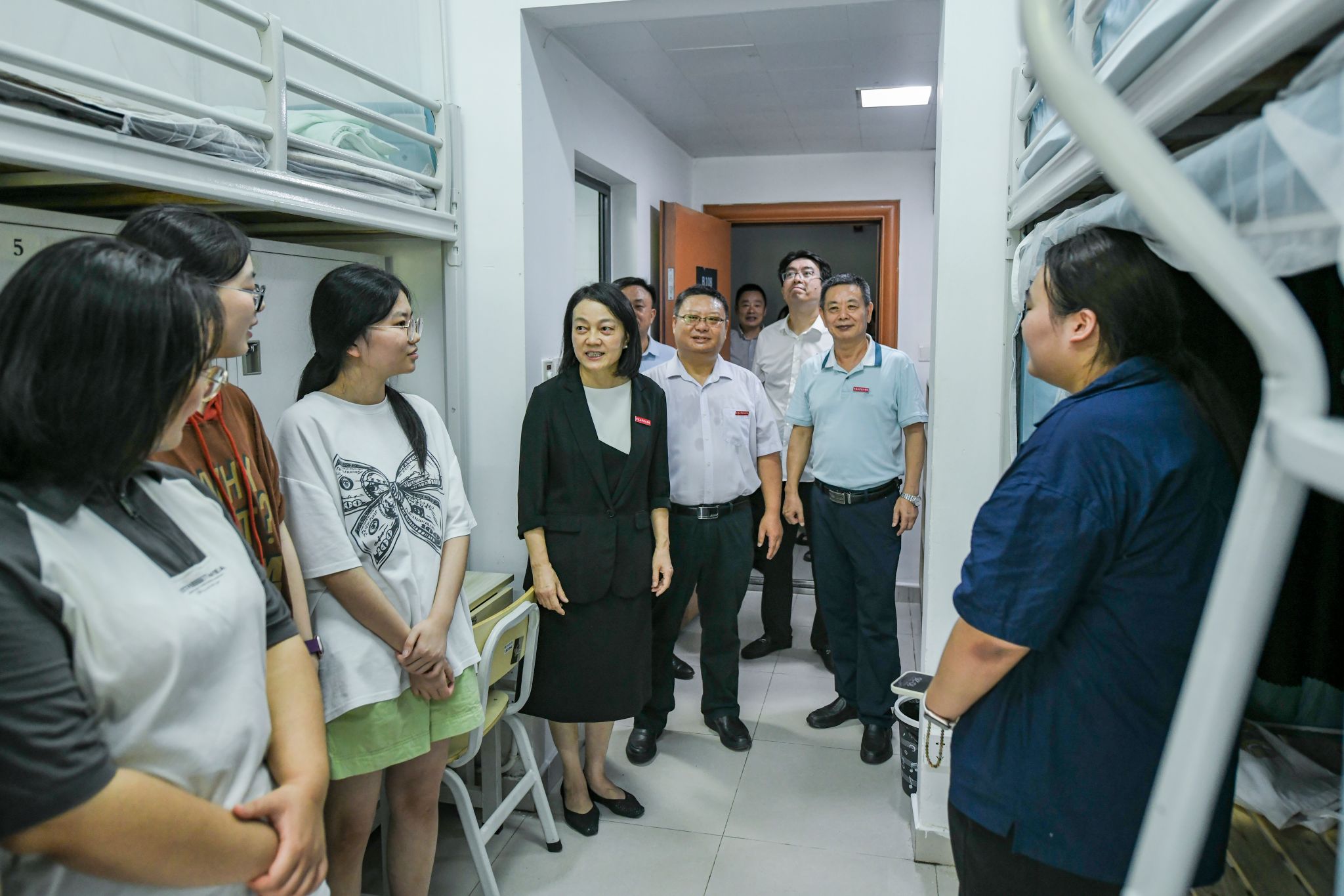 副校长陈红看望环球360会员登录2025级新生