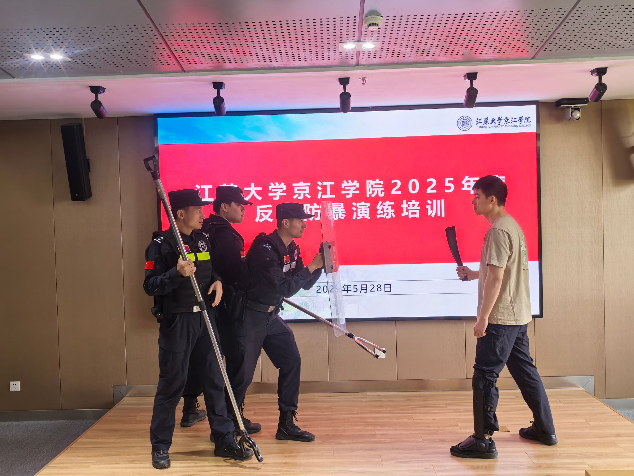 环球360会员登录开展反恐防暴演练筑牢校园安全防线